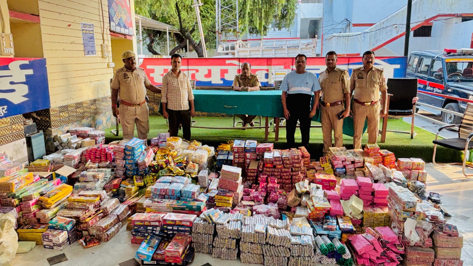 पटाखों के जखीरे के साथ गिरफ्तार आरोपित दो कारोबारी