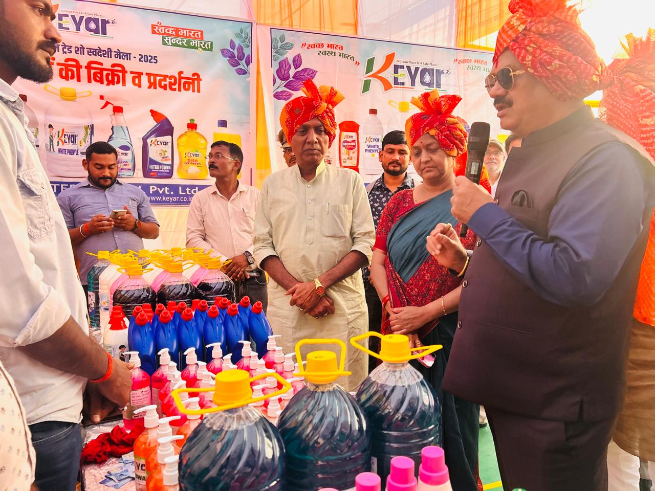 मेले में लगे दुकानों का अवलोकन करते हुए जिलाधिकारी डॉ दिनेश चंद्र सिंह, विद्या सागर सोनकर,सीमा द्विवेदी