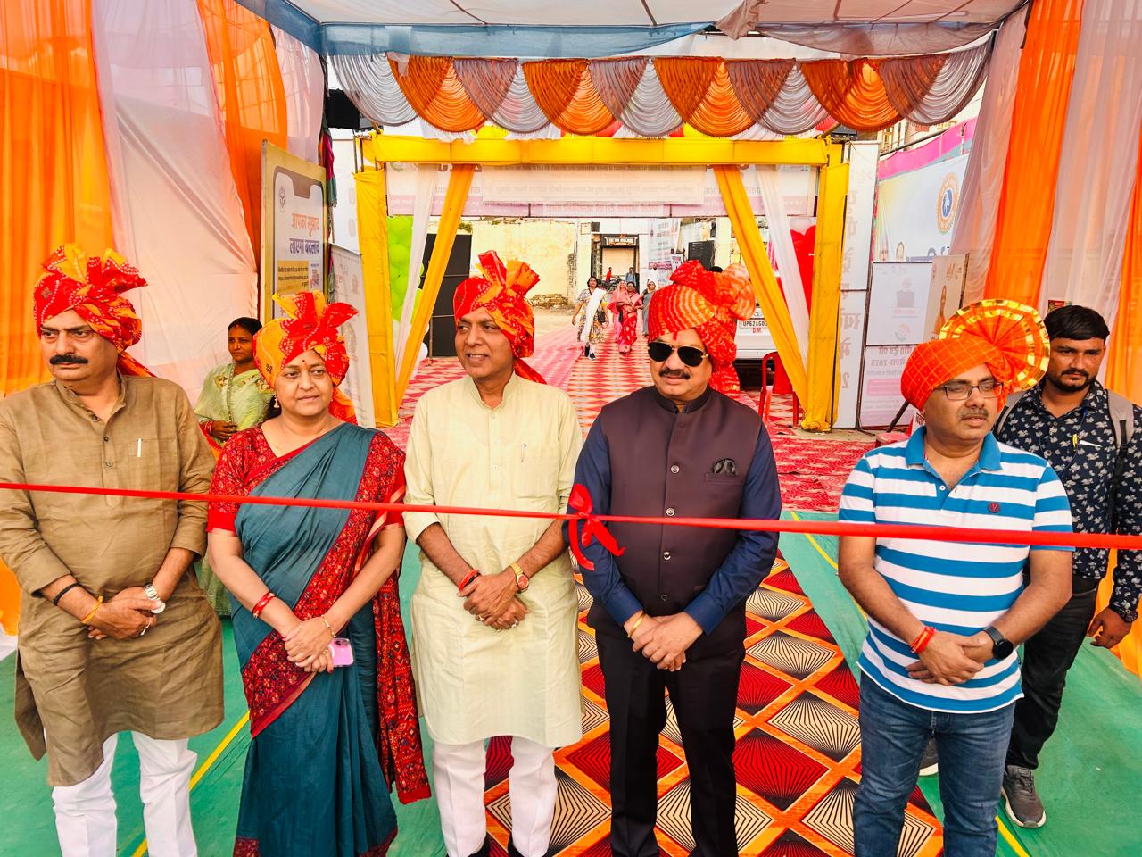 मेले का उद्घाटन करते हुए जिलाधिकारी डॉ दिनेश चंद्र,राज्य सभा सांसद सीमा द्विवेदी एडीएम अजय अंबष्ट