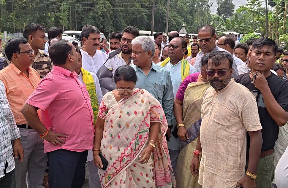 पीड़ित परिवार से मिलने पहुंचे भाजपा विधायकों के प्रतिनिधिमंडल पीड़ित परिवार से मिलने पहुंचे भाजपा विधायकों के प्रतिनिधिमंडल