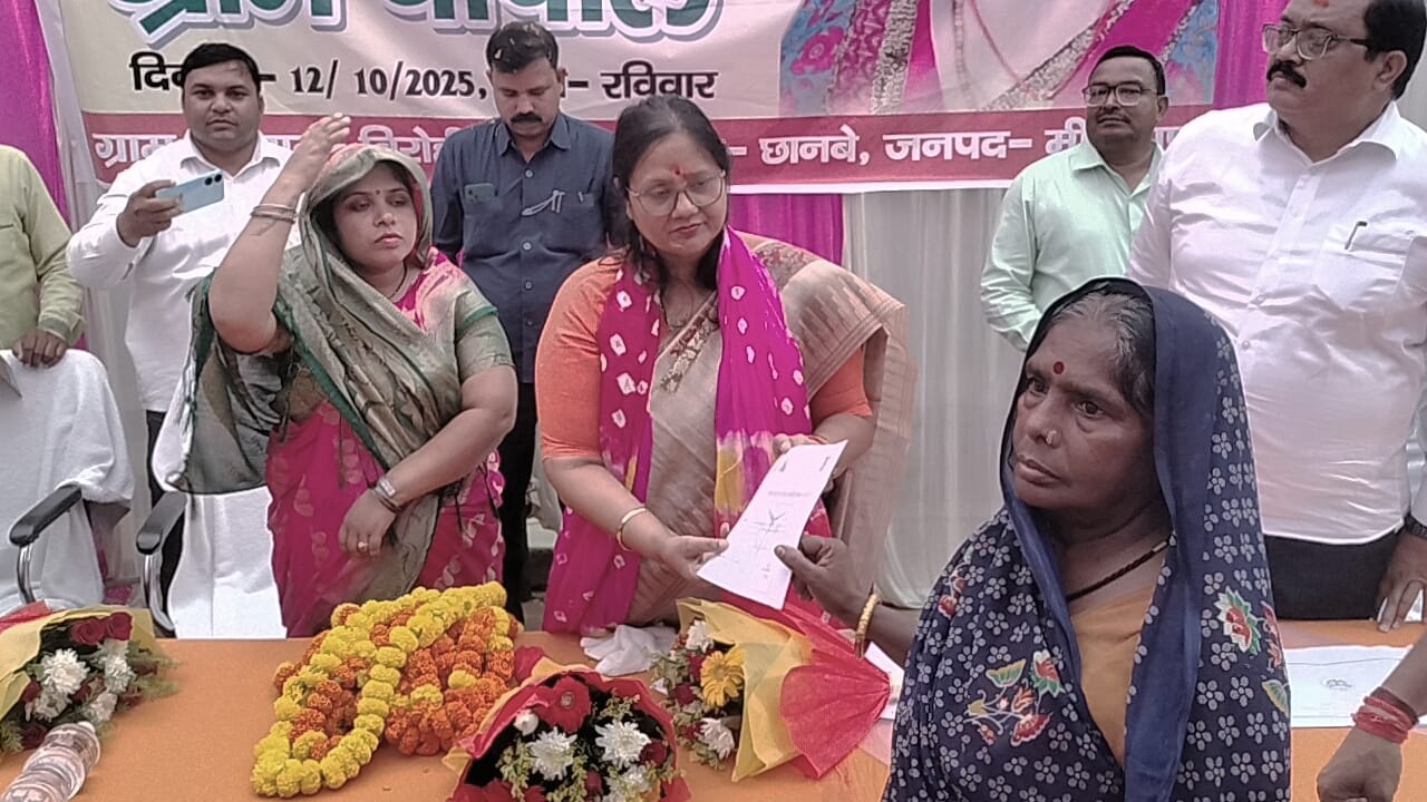 महिला लाभार्थी को मुख्यमंत्री आवास का स्वीकृति पत्र सौंपती ग्राम्य विकास राज्यमंत्री विजयलक्ष्मी महिला लाभार्थी को मुख्यमंत्री आवास का स्वीकृति पत्र सौंपती ग्राम्य विकास राज्यमंत्री विजयलक्ष्मी
