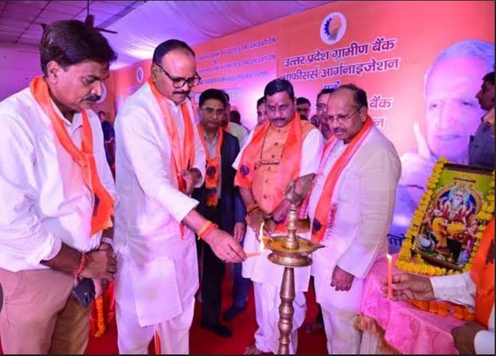 दीप जलाकर ग्रामीण बैंक के अधिवेशन का शुभारम्भ करते उप मुख्यमंत्री ब्रजेश पाठक