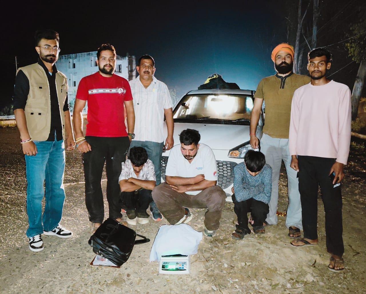 चरस के साथ गिरफ्तार आरोपी पुलिस टीम के साथ। चरस के साथ गिरफ्तार आरोपी पुलिस टीम के साथ।