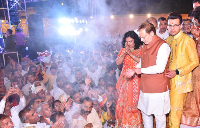 सोनीपत: कार्यक्रम में डॉ अरविंद शर्मा से उनकी माता बिमला देवी