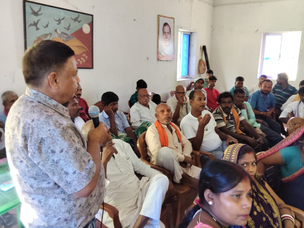 संबोधित करते अतिथि