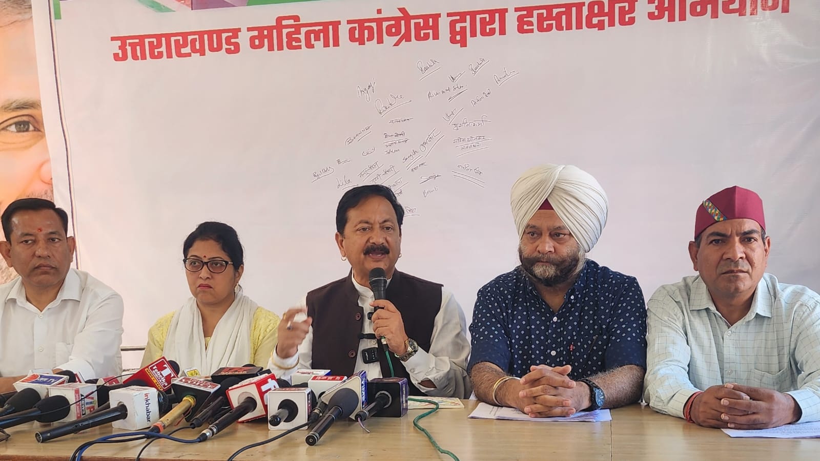 मीडिया को संबोधित करते करने माहरा। मीडिया को संबोधित करते करने माहरा।