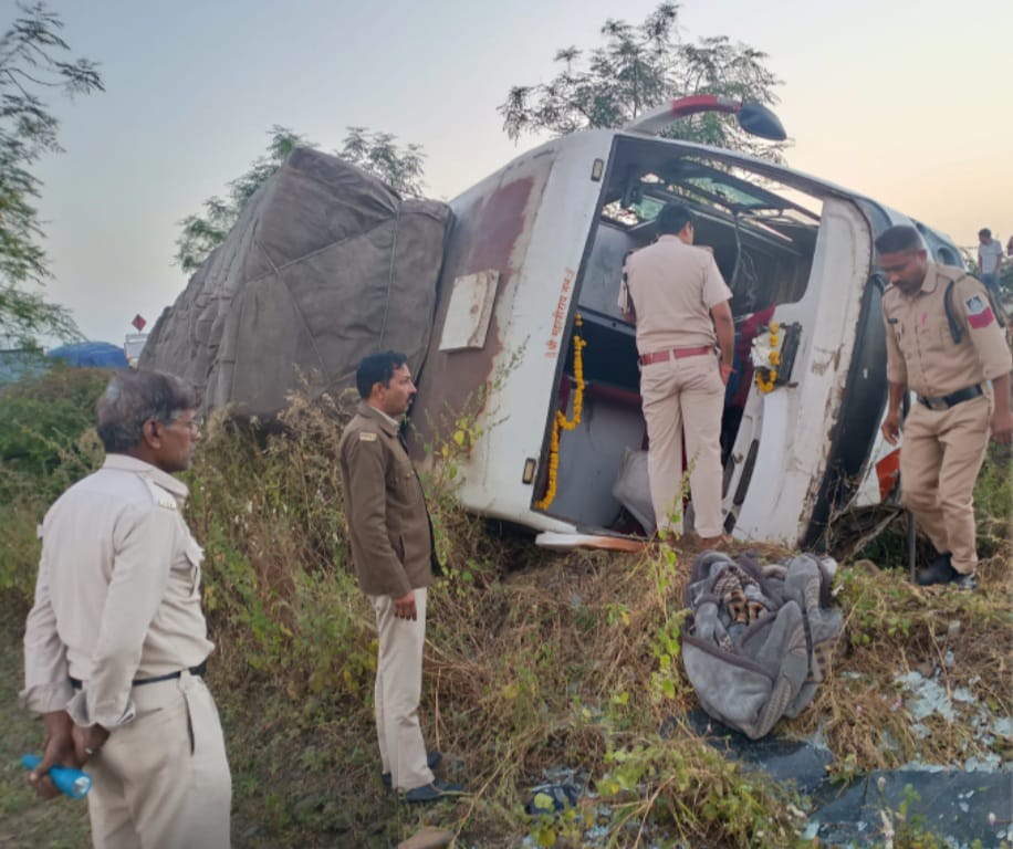 टकराकर पलटी, दो महिलाएं सहित पांच घायल टकराकर पलटी, दो महिलाएं सहित पांच घायल