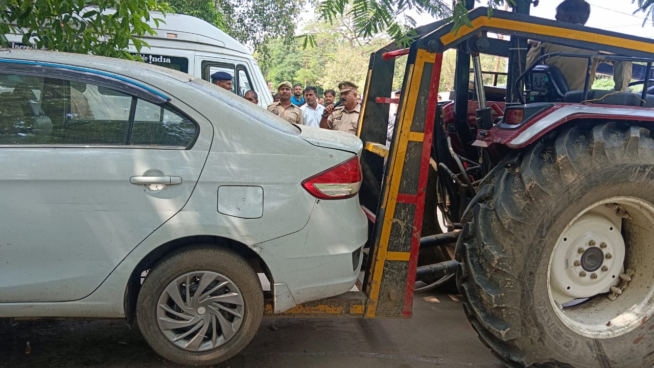 सड़क घेर खड़ी टूरिस्ट कारो को क्रेन से पुलिस लाइन भेजती टीम सड़क घेर खड़ी टूरिस्ट कारो को क्रेन से पुलिस लाइन भेजती टीम