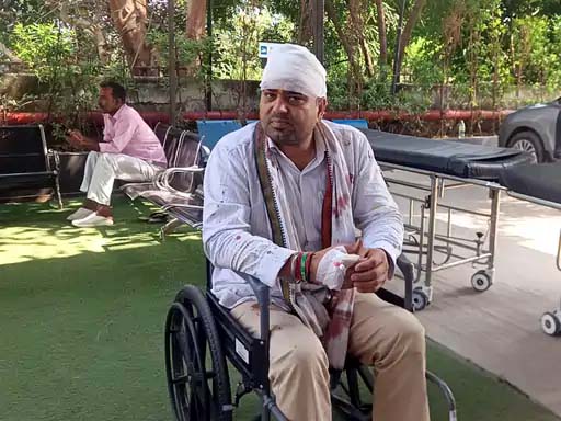 घायल अवस्था में व्हील चेयर पर बैठे इनेलो के प्रदेश उपाध्यक्ष पोरस डागर। घायल अवस्था में व्हील चेयर पर बैठे इनेलो के प्रदेश उपाध्यक्ष पोरस डागर।