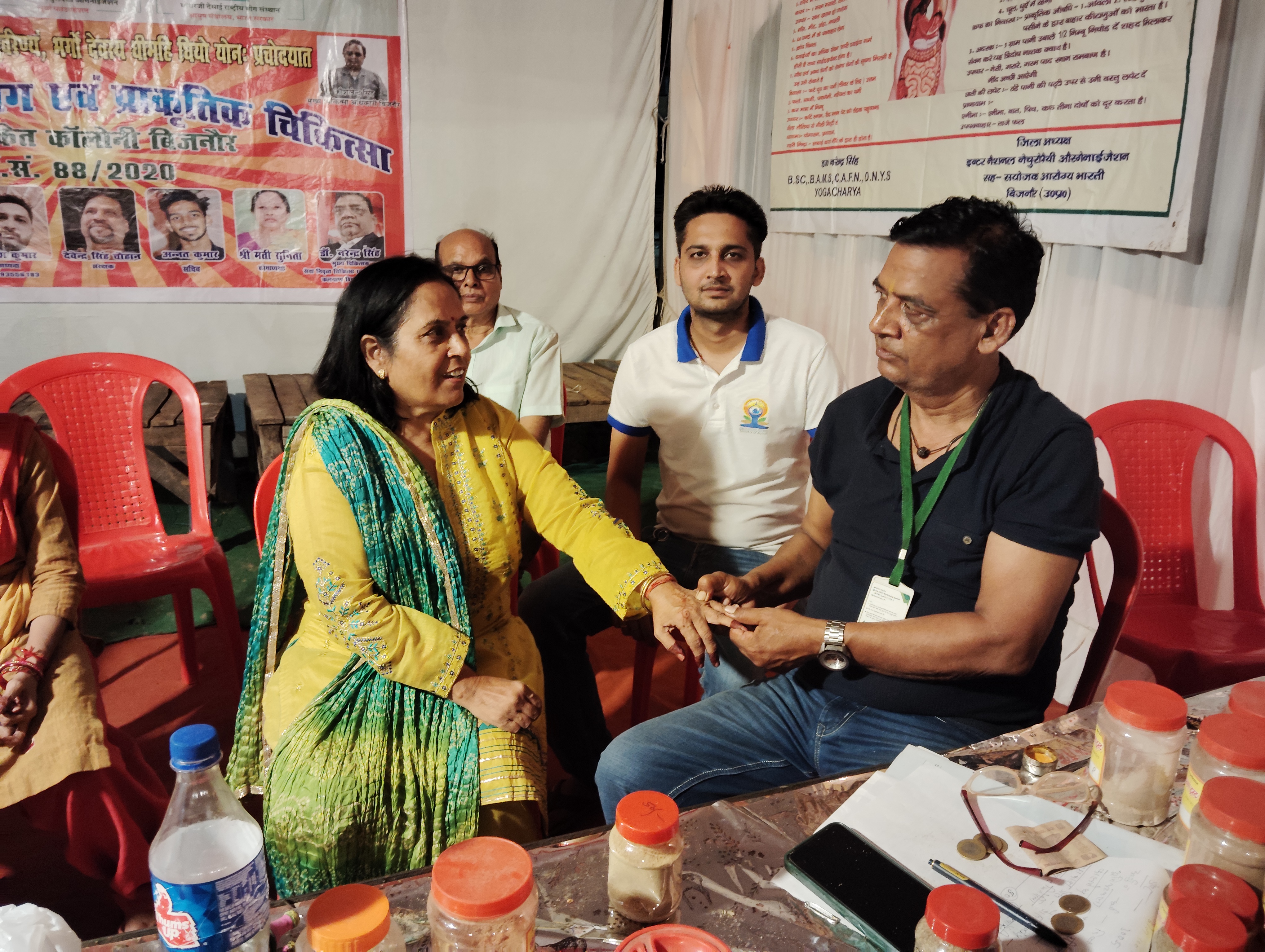 उपचार करते हुए चिकित्सक