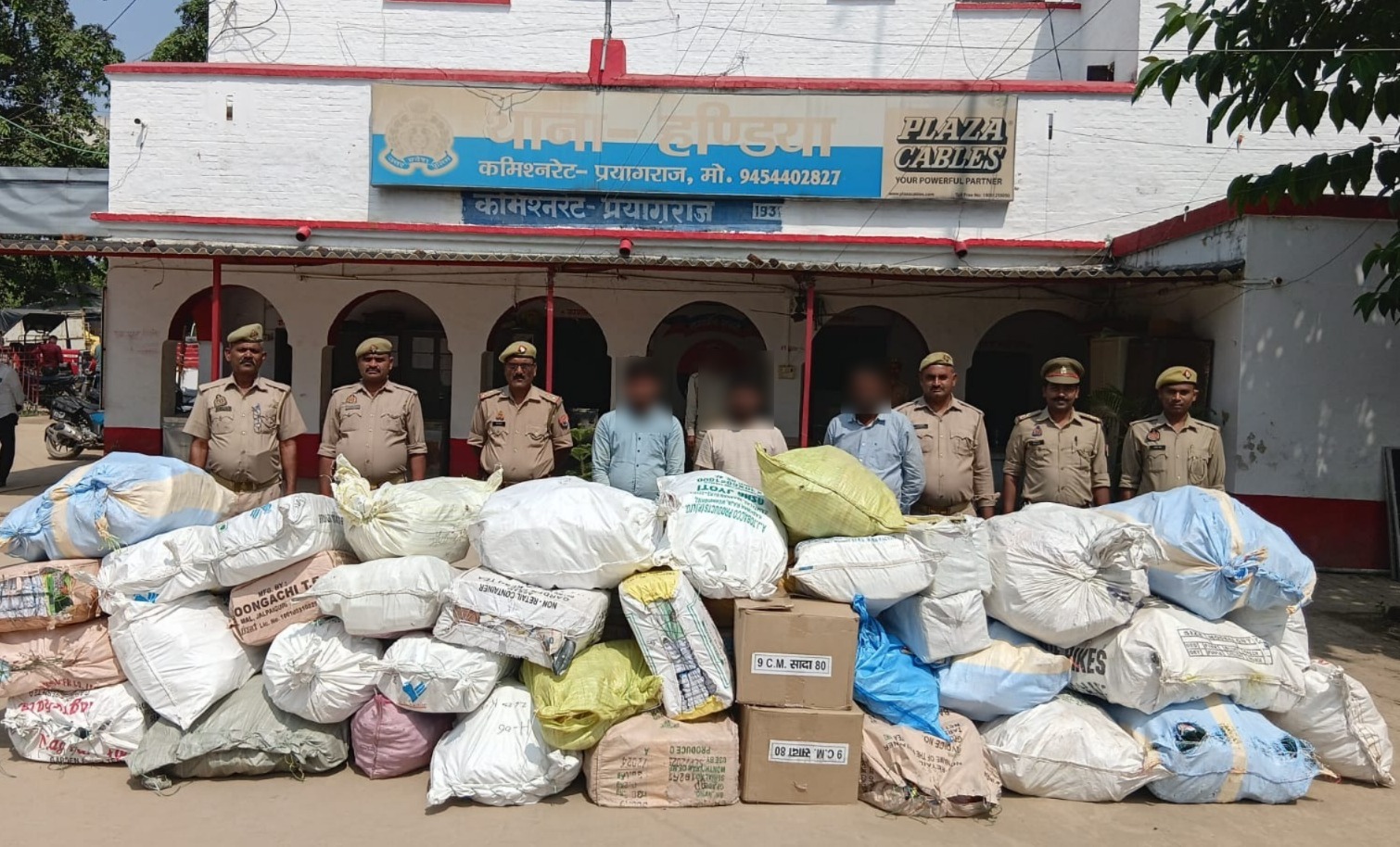 पुलिस टीम द्वारा बरामद पटाखा एवं आरोपितों का छाया चित्र पुलिस टीम द्वारा बरामद पटाखा एवं आरोपितों का छाया चित्र