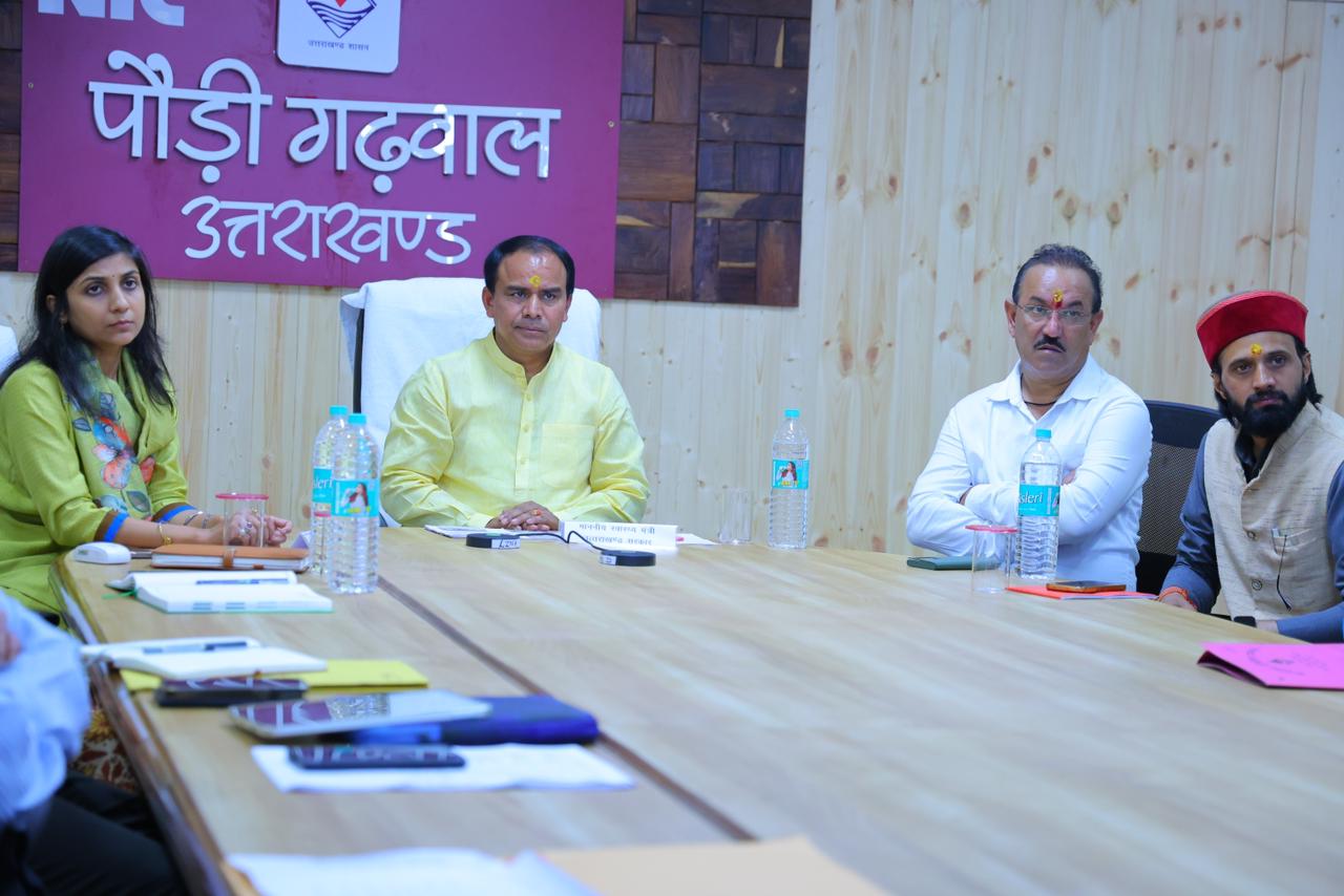 एनआईसी कक्ष में राहु मंदिर के मास्टर प्लान को लेकर अधिकारियों को साथ बैठक लेते कैबिनेट मंत्री डॉ धन सिंह रावत एनआईसी कक्ष में राहु मंदिर के मास्टर प्लान को लेकर अधिकारियों को साथ बैठक लेते कैबिनेट मंत्री डॉ धन सिंह रावत