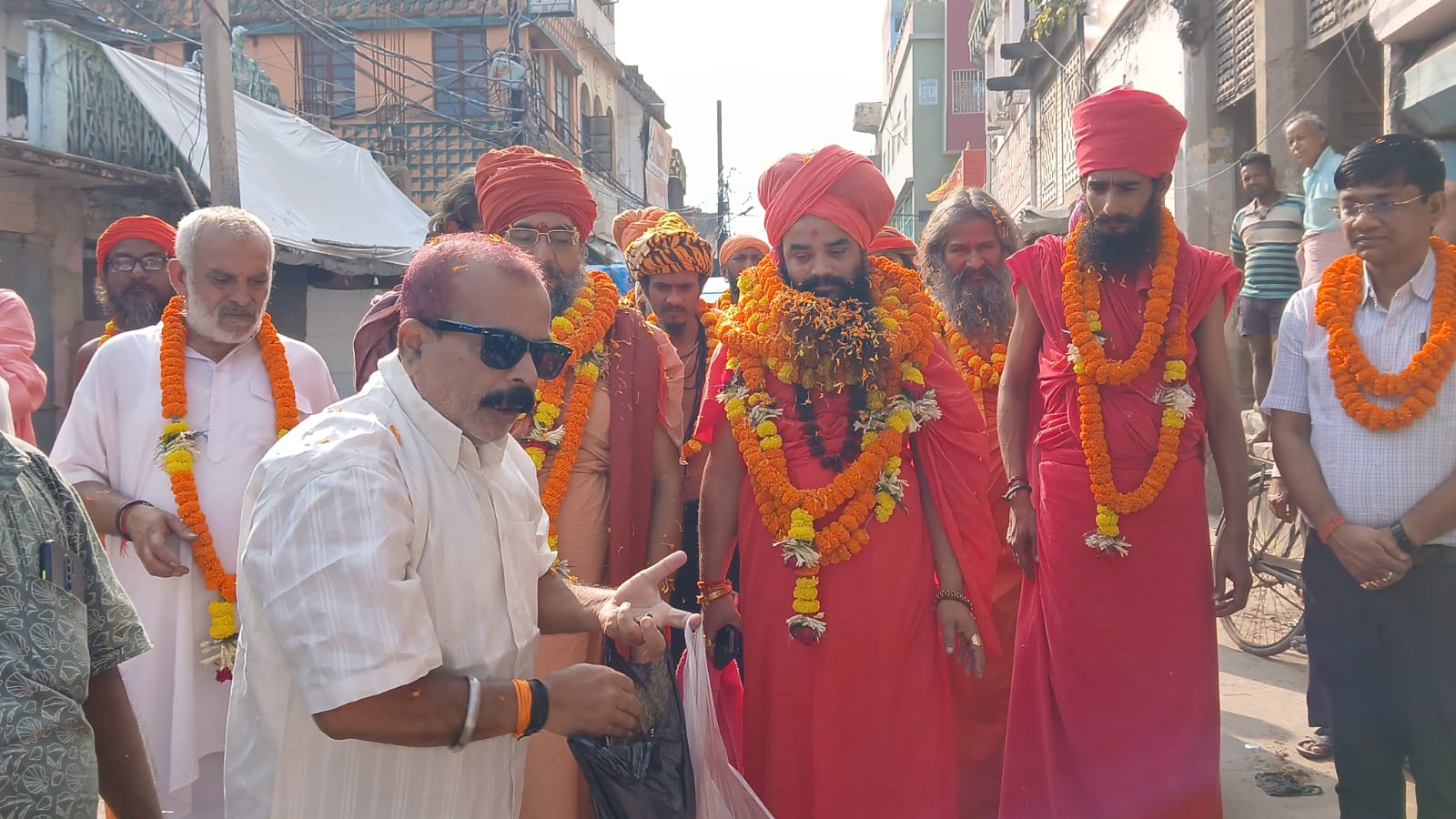 संतों का स्वागत करते लोग