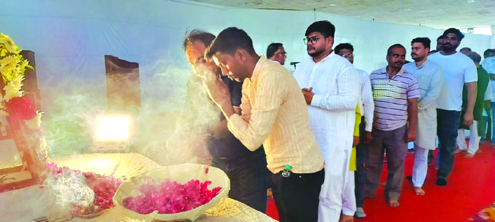 श्रद्धासुमन अर्पित करते हुए