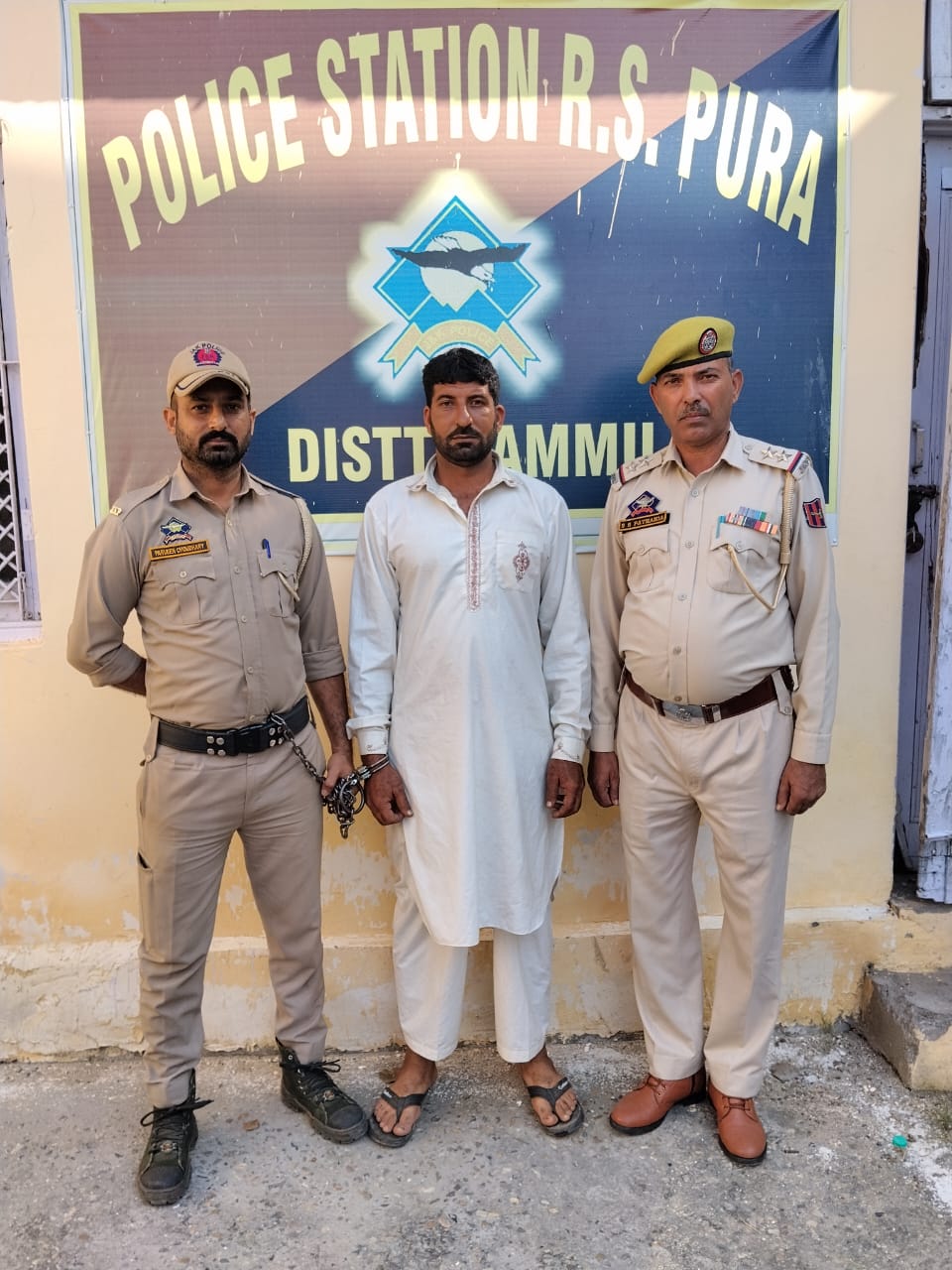 पिछले 2 वर्षों से गिरफ्तारी से बच रहे भगोड़े को पुलिस स्टेशन आर.एस. पुरा, जम्मू द्वारा गिरफ्तार किया गया पिछले 2 वर्षों से गिरफ्तारी से बच रहे भगोड़े को पुलिस स्टेशन आर.एस. पुरा, जम्मू द्वारा गिरफ्तार किया गया