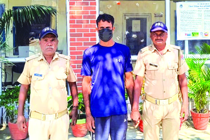 पुलिस गिरफ्त में आरोपित पुलिस गिरफ्त में आरोपित