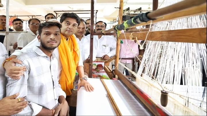 सिंधिया का चंदेरी में इंडस्ट्रियल इंफ्रास्ट्रक्चर अपग्रेडेशन स्कीम (आईआईयूएस) प्रोजेक्ट- हैंडलूम पार्क का दौरा सिंधिया का चंदेरी में इंडस्ट्रियल इंफ्रास्ट्रक्चर अपग्रेडेशन स्कीम (आईआईयूएस) प्रोजेक्ट- हैंडलूम पार्क का दौरा