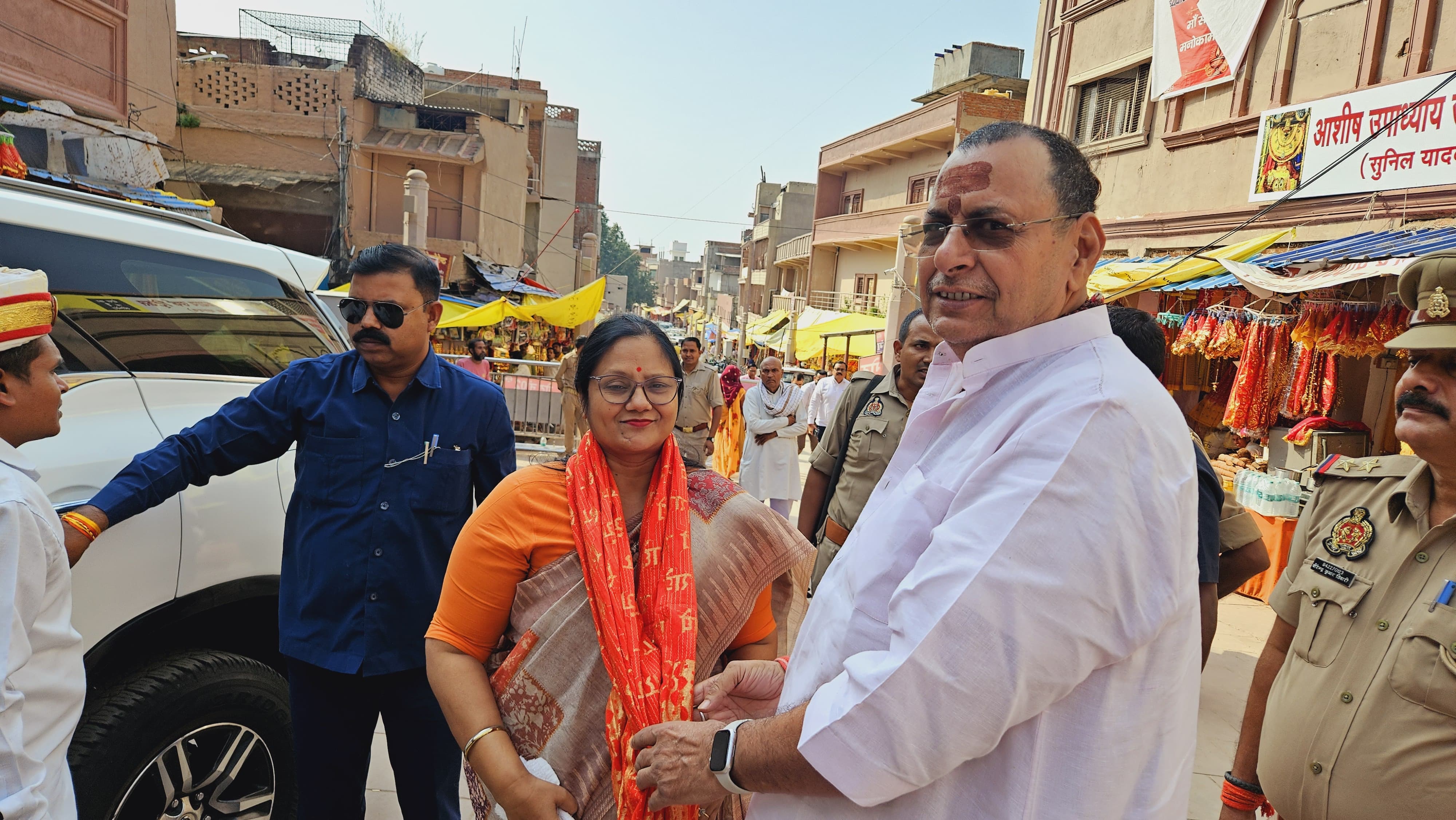 मंत्री विजयलक्ष्मी गौतम का अभिनंदन करते नगर विधायक रत्नाकर मिश्र।
