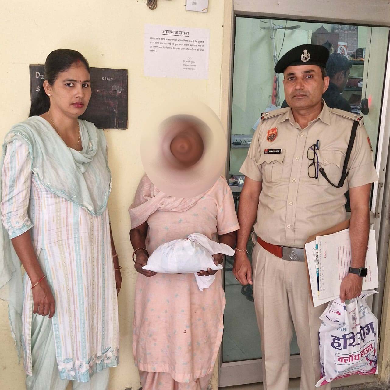 पुलिस गिरफ्त में महिला। पुलिस गिरफ्त में महिला।