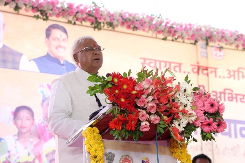 राज्यपाल पटेल ने आदि साथियों-सहयोगियों और ग्रामीणों से किया संवाद राज्यपाल पटेल ने आदि साथियों-सहयोगियों और ग्रामीणों से किया संवाद