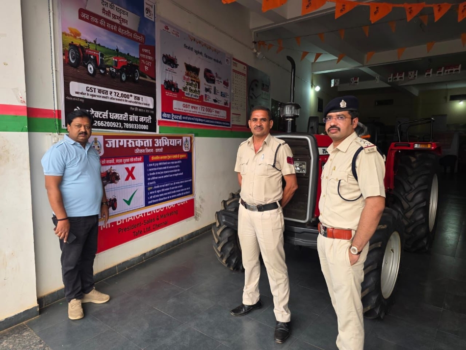 ट्रेक्टर शो रूम जाकर समझाइश देते हुए परिवहन विभाग के अधिकारी। ट्रेक्टर शो रूम जाकर समझाइश देते हुए परिवहन विभाग के अधिकारी।