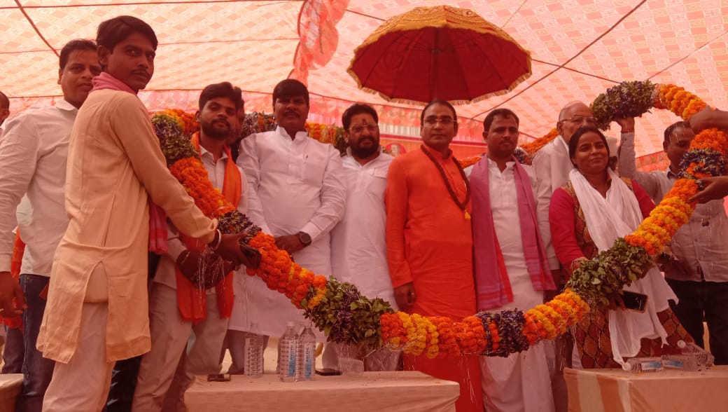 मुख्य अतिथि का स्वागत करते पूर्वांचल साहू समिति के लोग मुख्य अतिथि का स्वागत करते पूर्वांचल साहू समिति के लोग