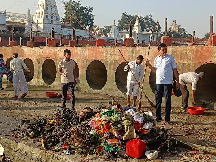 वर्षा ऋतु के बाद शिवना नदी को स्वच्छ बनाने में जुटे शिवना योद्धा, एक ट्राली कचरा नदी से निकाला वर्षा ऋतु के बाद शिवना नदी को स्वच्छ बनाने में जुटे शिवना योद्धा, एक ट्राली कचरा नदी से निकाला