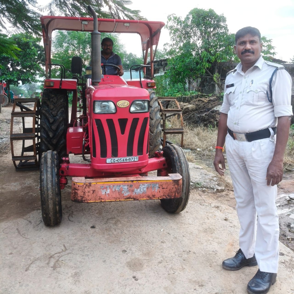 केज व्हील लगे ट्रेक्टर चालक को समझाइश देते हुए परिवहन विभाग के कर्मचारी। केज व्हील लगे ट्रेक्टर चालक को समझाइश देते हुए परिवहन विभाग के कर्मचारी।