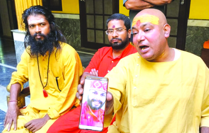 जानकारी देते हुए स्वामी यमुना पुरी जानकारी देते हुए स्वामी यमुना पुरी