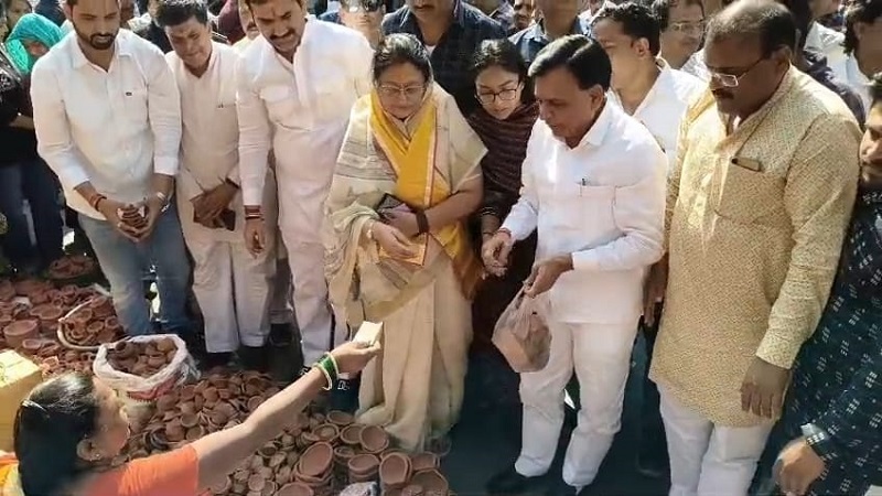 मप्रः उप मुख्यमंत्री देवड़ा ने इंदौर राजवाड़ा बाजार से खरीदे मिट्टी के दीपक मप्रः उप मुख्यमंत्री देवड़ा ने इंदौर राजवाड़ा बाजार से खरीदे मिट्टी के दीपक