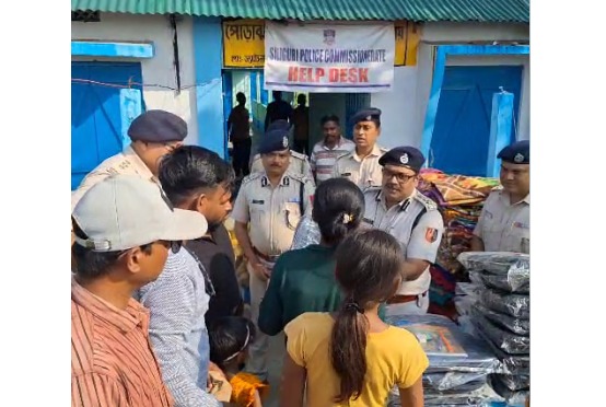 शैक्षिक सामग्री वितरित करते अधिकारी शैक्षिक सामग्री वितरित करते अधिकारी