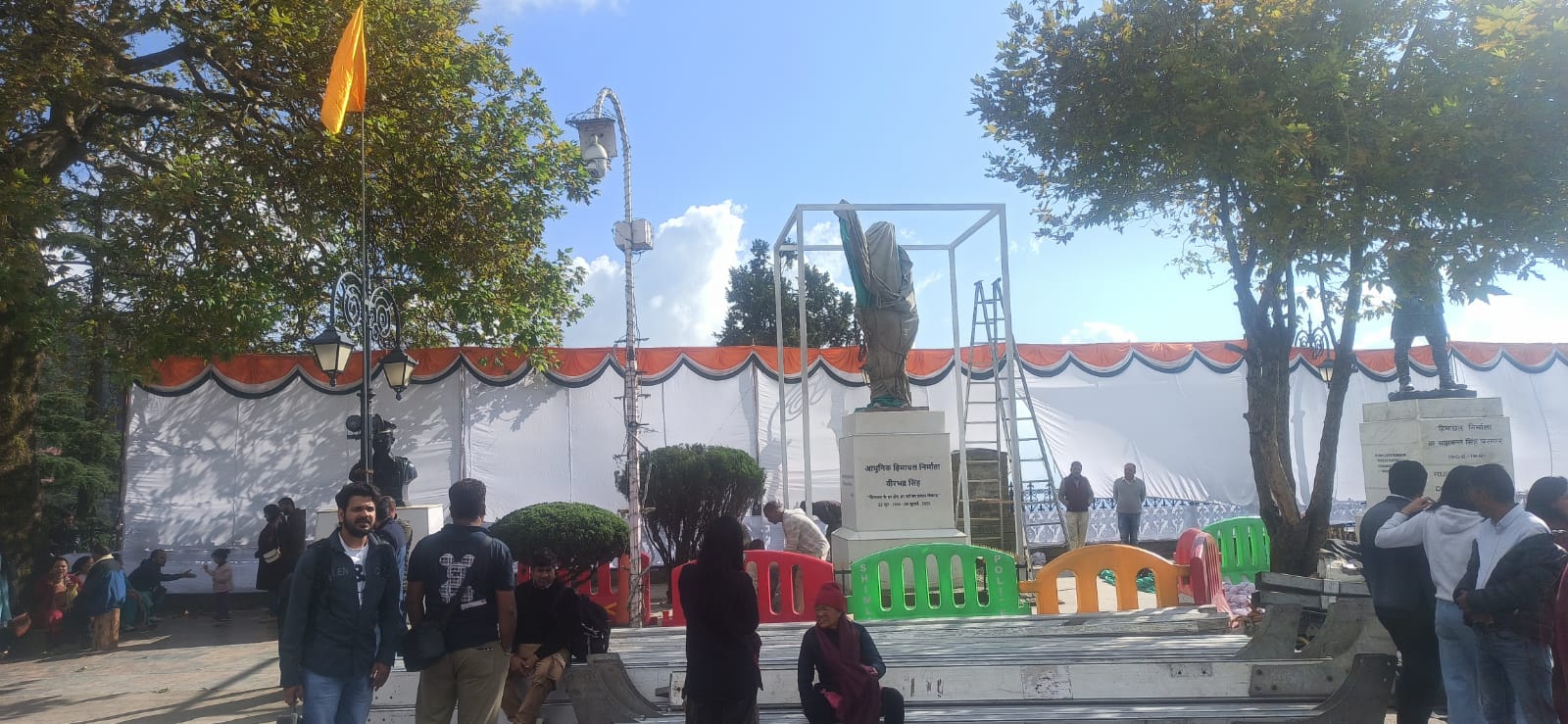 रिज पर स्थापित वीरभद्र सिंह की प्रतिमा रिज पर स्थापित वीरभद्र सिंह की प्रतिमा