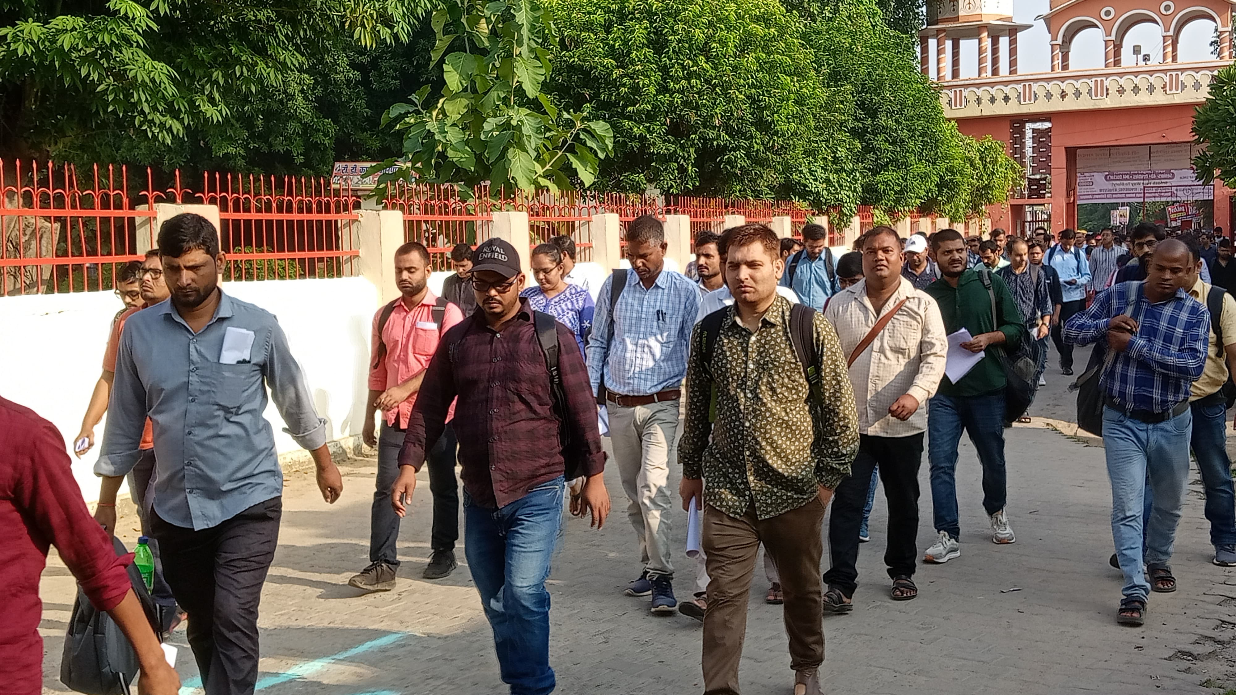 परीक्षा केंद्र से निकलते हुए छात्र