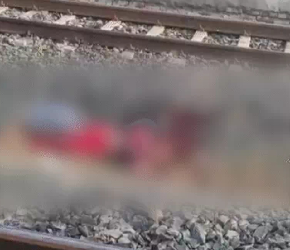 रेलवे ट्रैक पर पड़ा दोनो का शव