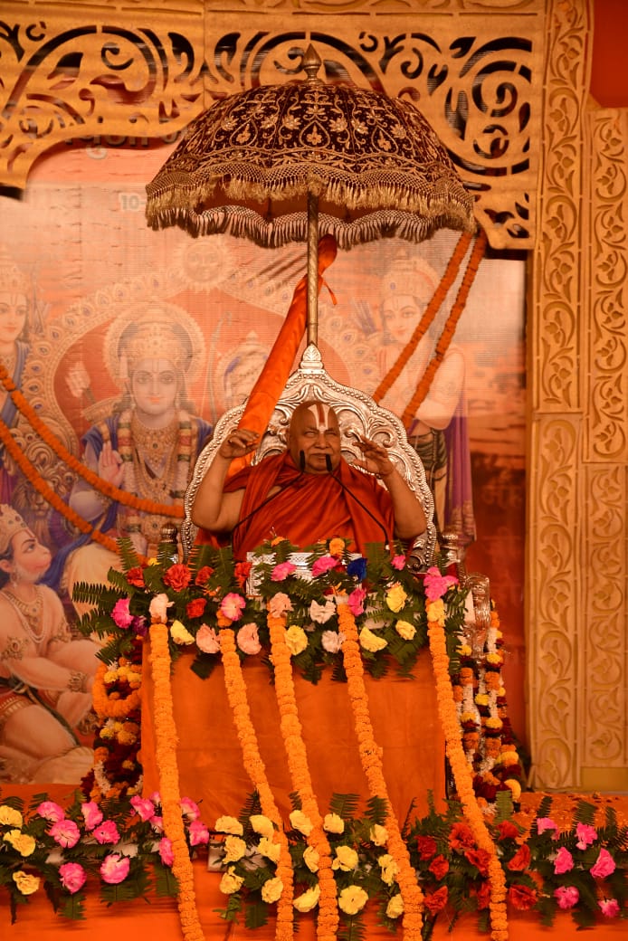 कथा करते स्वामी राम भद्राचार्य जी