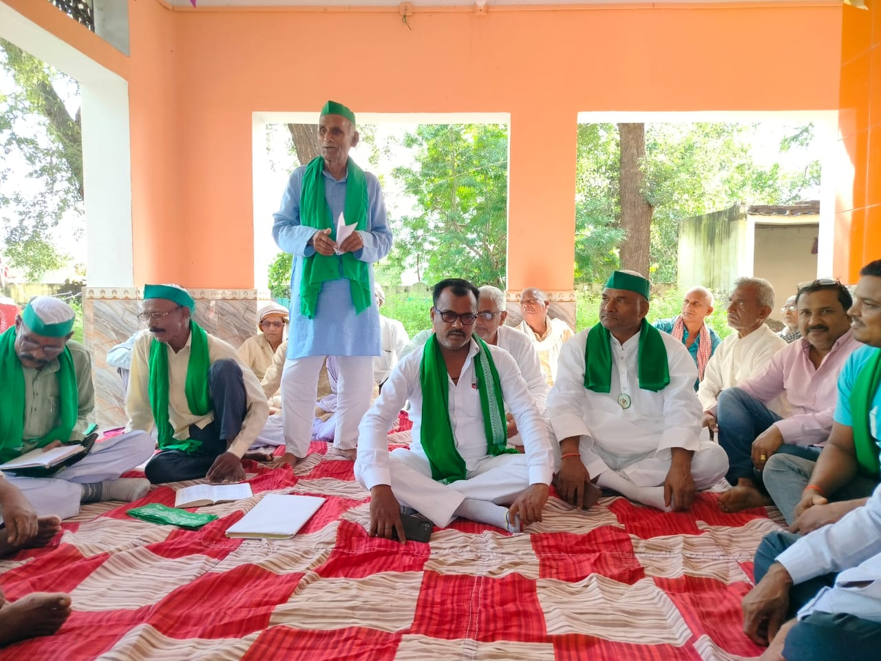 किसान पंचायत को सम्बोधित करते भाकियू के प्रदेश उपाध्यक्ष सिद्धनाथ सिंह।