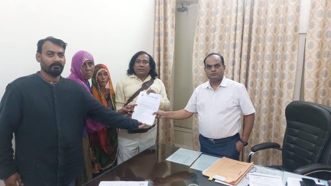 बिना पुनर्वास बेदखली के विरोध में जिला कलेक्टर के नाम सौंपा ज्ञापन बिना पुनर्वास बेदखली के विरोध में जिला कलेक्टर के नाम सौंपा ज्ञापन