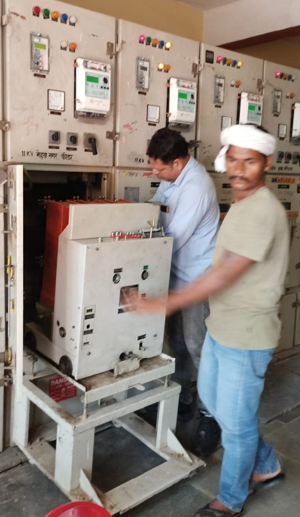 फीडर की साफ सफाई करते विद्युत कर्मी