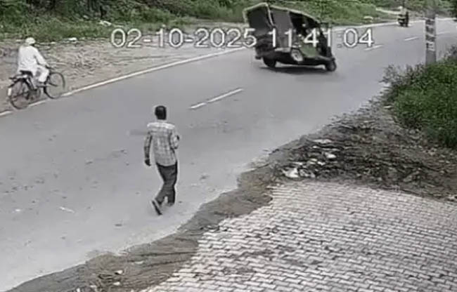 सोनीपत: सीसीटीवी की फॅूटेज में पलटा हुआ  आटो