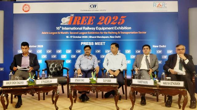 प्रेस मीट के दौरान रेलवे बोर्ड में कार्यकारी निदेशक (सूचना और प्रचार) दिलीप कुमार और सीआईआई के अधिकारी प्रेस मीट के दौरान रेलवे बोर्ड में कार्यकारी निदेशक (सूचना और प्रचार) दिलीप कुमार और सीआईआई के अधिकारी
