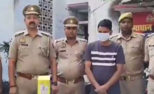 गिरफ्तार यूसुफ खान एवं पुलिसकर्मी