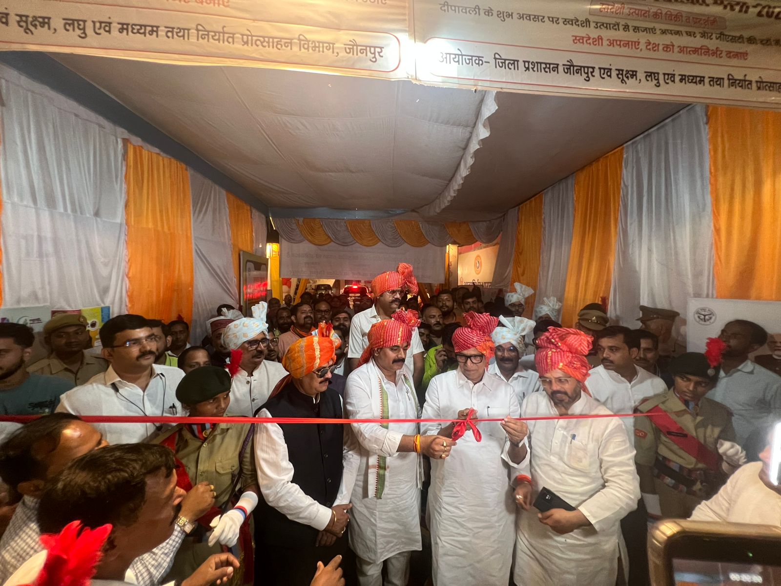 मेले का फीता काट कर उद्घाटन करते हुए विधायक रमेश मिश्रा जिलाधिकारी डॉ दिनेश चंद्र सिंह जिलाध्यक्ष पुष्पराज सिंह मेले का फीता काट कर उद्घाटन करते हुए विधायक रमेश मिश्रा जिलाधिकारी डॉ दिनेश चंद्र सिंह जिलाध्यक्ष पुष्पराज सिंह