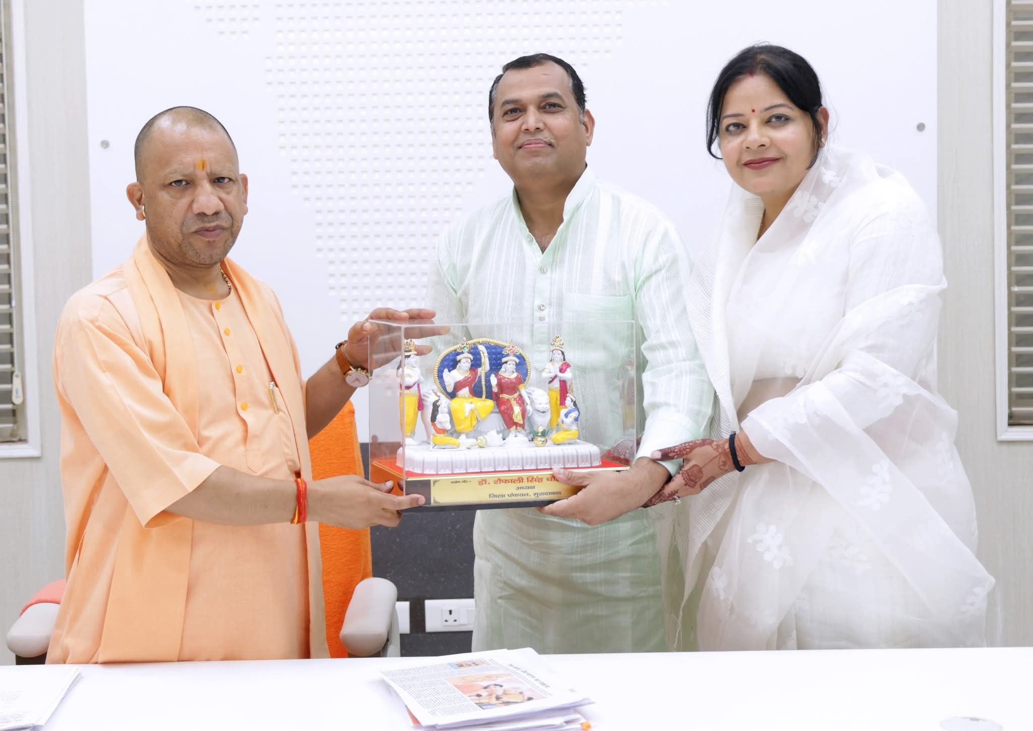 लखनऊ में मुख्यमंत्री योगी आदित्यनाथ को स्मृति चिन्ह भेंट करतीं मुरादाबाद की जिला पंचायत अध्यक्ष डॉ. शैफाली सिंह चौहान। लखनऊ में मुख्यमंत्री योगी आदित्यनाथ को स्मृति चिन्ह भेंट करतीं मुरादाबाद की जिला पंचायत अध्यक्ष डॉ. शैफाली सिंह चौहान।