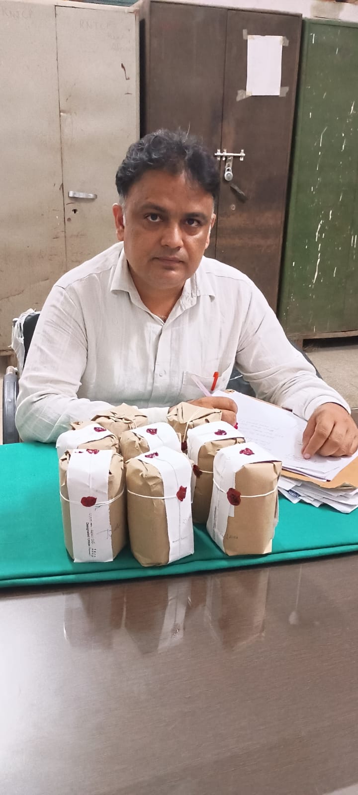 दुकानों से लिए खाद्य पदार्थों के नमूनों के साथ खाद्य सुरक्षा अधिकारी राजेश कुमार। दुकानों से लिए खाद्य पदार्थों के नमूनों के साथ खाद्य सुरक्षा अधिकारी राजेश कुमार।