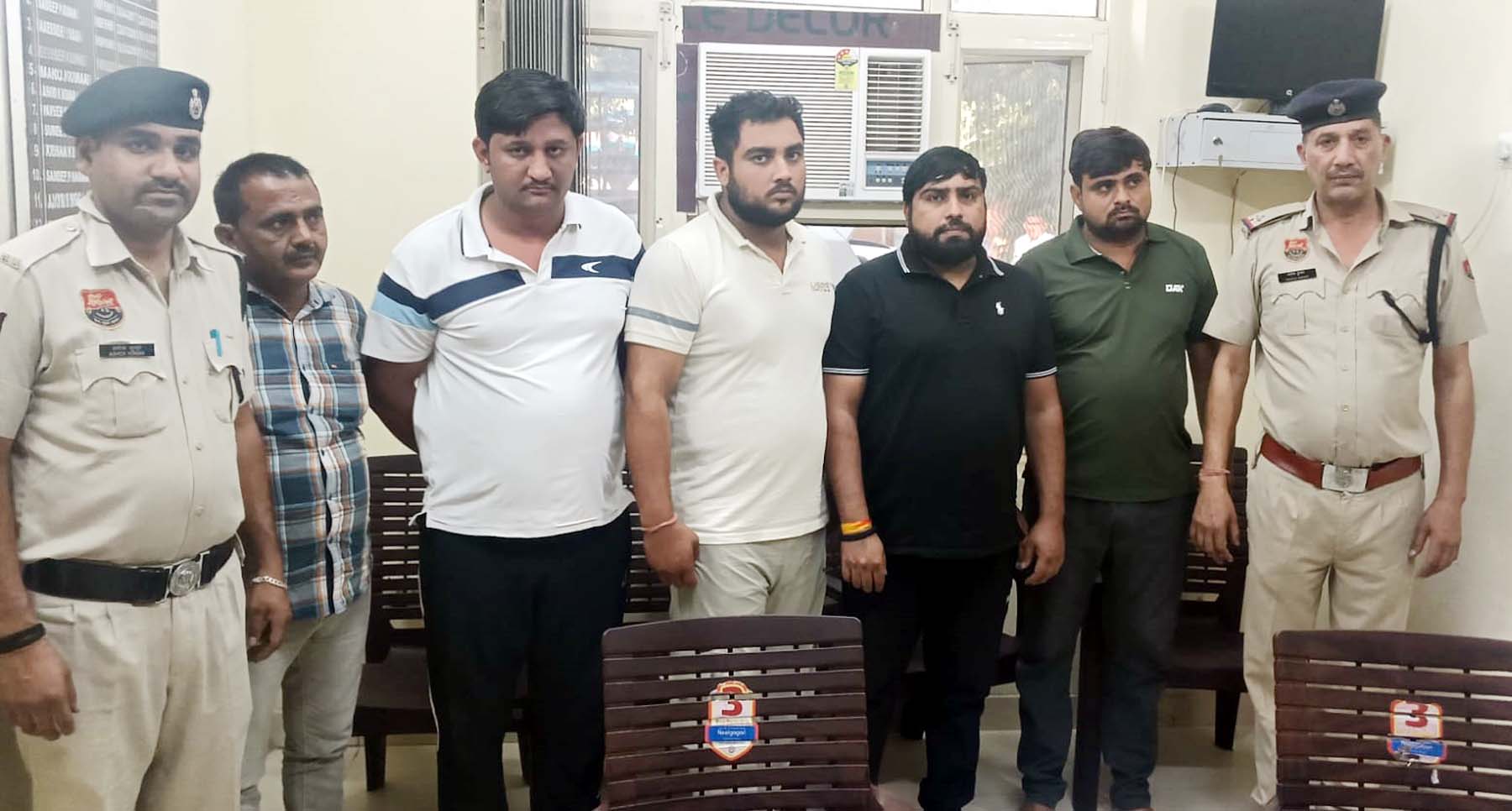 गुरुग्राम पुलिस की गिरफ्त में सूदखोरी के आरोपी। गुरुग्राम पुलिस की गिरफ्त में सूदखोरी के आरोपी।