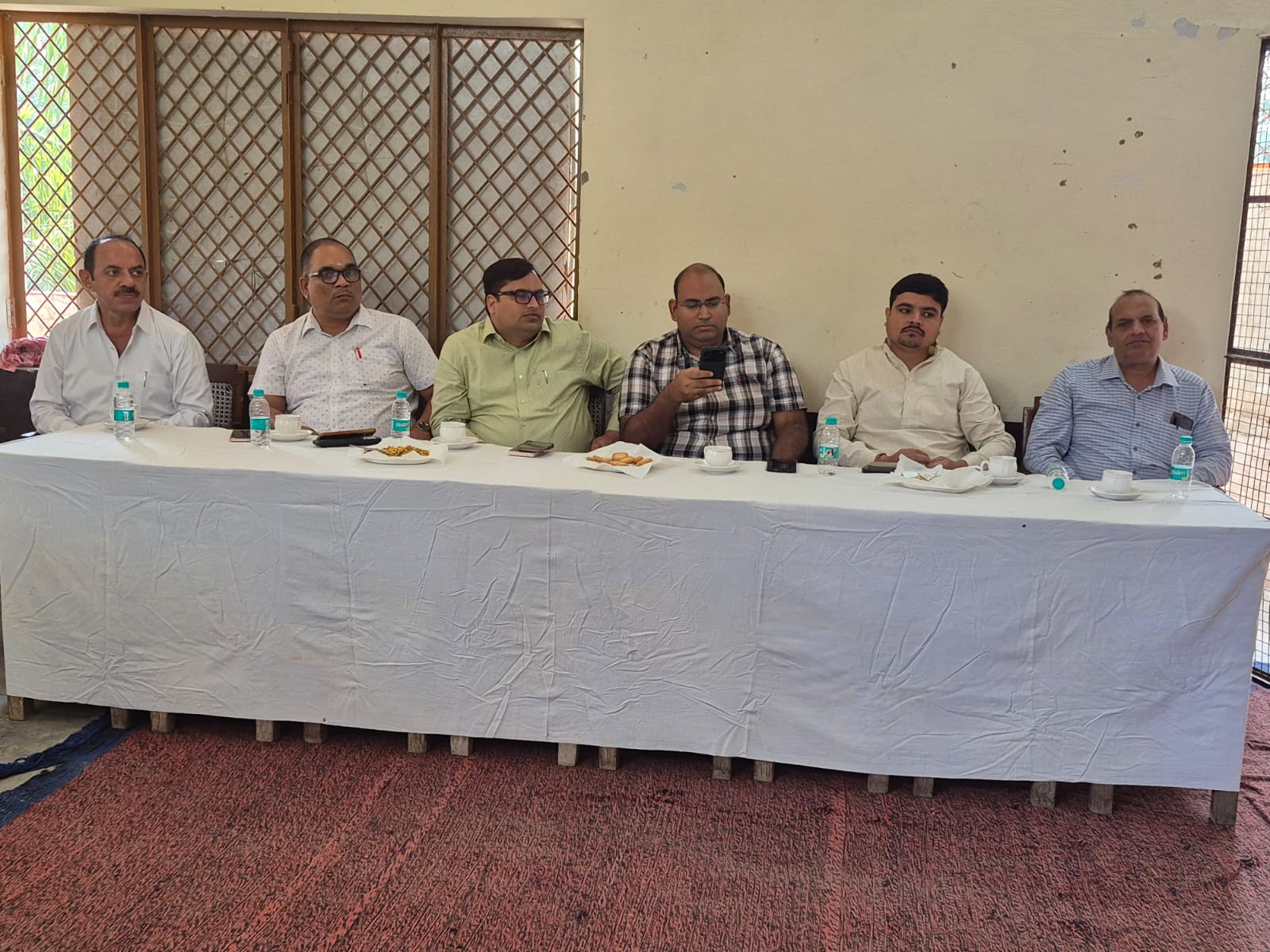 महाराजा अग्रसेन इंटर कॉलेज मुरादाबाद में देखा गया विकसित भारत बिल्डथान-2025 का लाइव प्रसारण देखते शिक्षा अधिकारी व स्कूल स्टाफ।