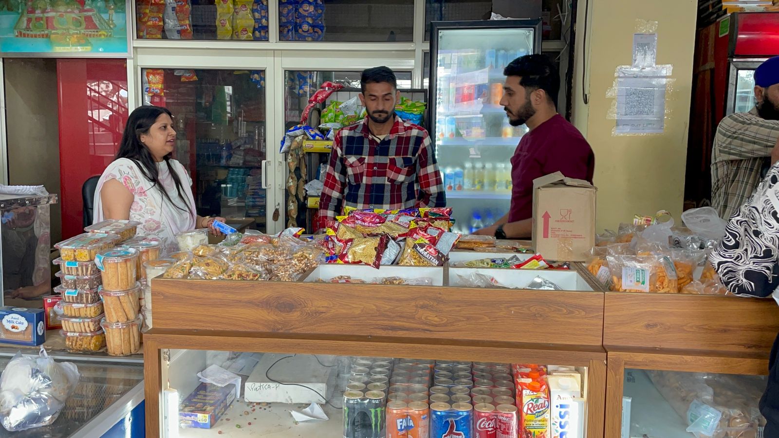 नाहन में फूड सेफ्टी विभाग की छापेमारी ,बस स्टैंड में मिला ढेरों एक्सपायरी डेट का सामान नाहन में फूड सेफ्टी विभाग की छापेमारी ,बस स्टैंड में मिला ढेरों एक्सपायरी डेट का सामान
