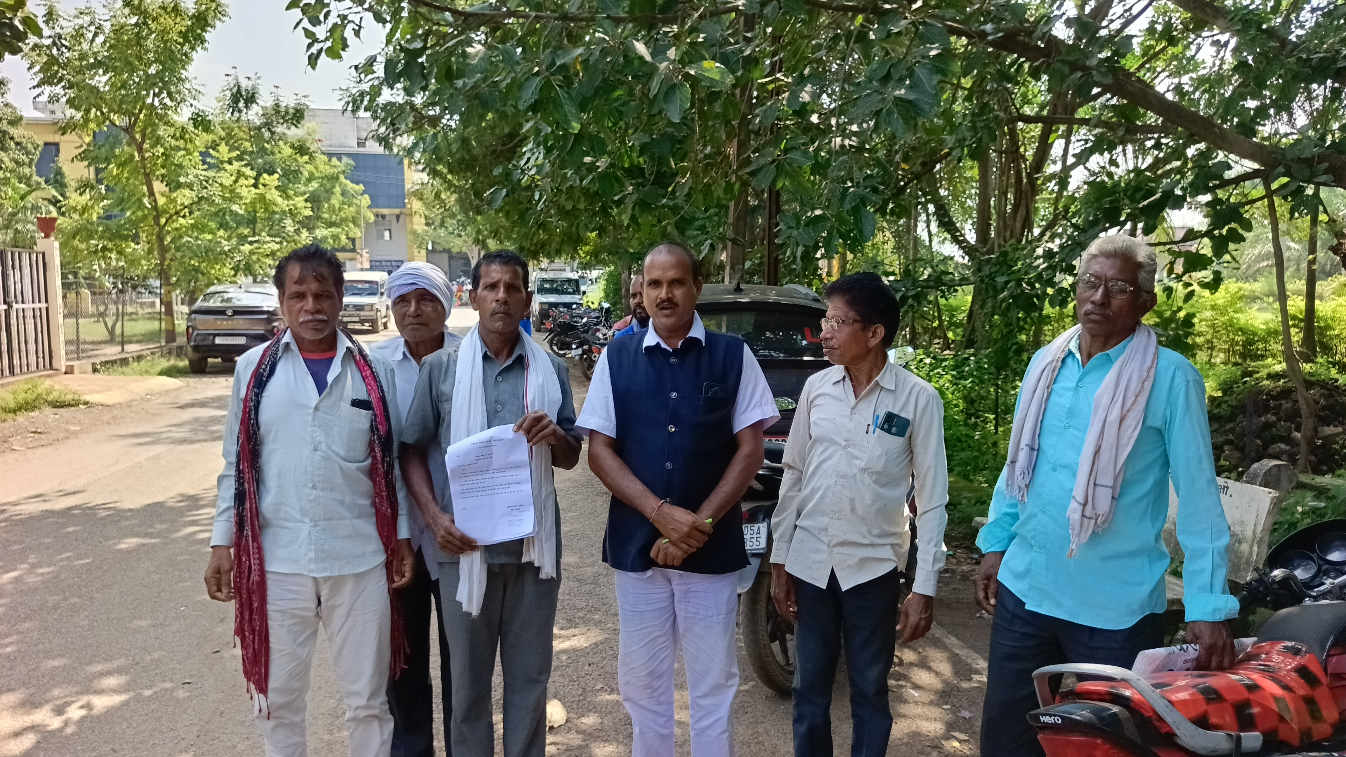 कलेक्ट्रेट पहुंचे किसान यूनियन के सदस्य कलेक्ट्रेट पहुंचे किसान यूनियन के सदस्य