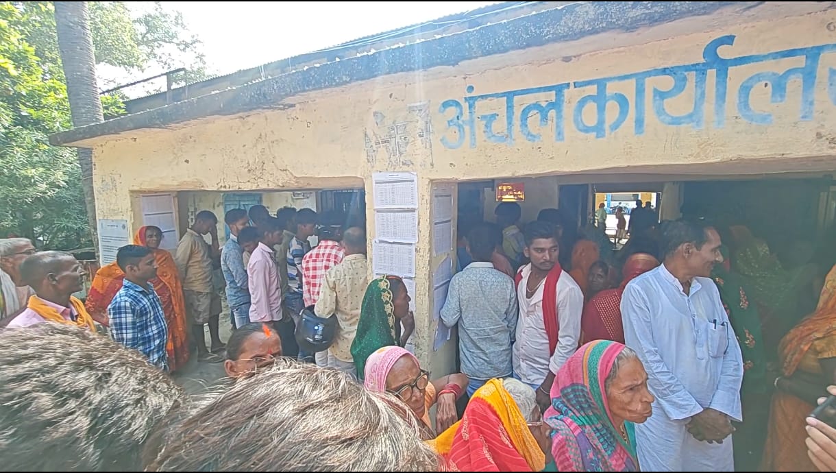 अंचल कार्यालय पहुंचे बाढ पीड़ित अंचल कार्यालय पहुंचे बाढ पीड़ित