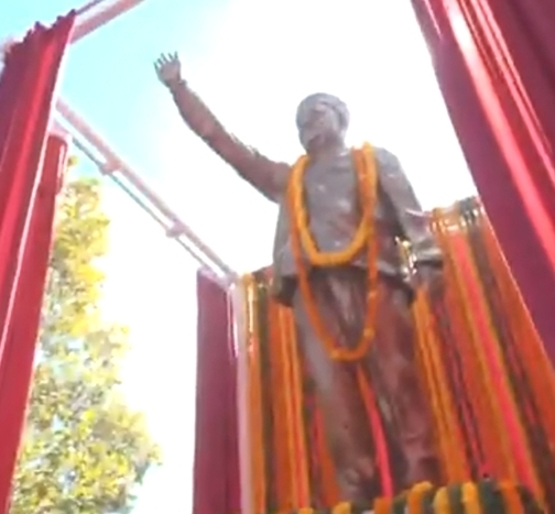 वीरभद्र सिंह की प्रतिमा